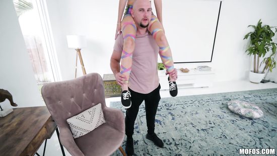 Сильный мужик развлекся с худенькой телкой и засадил ей в киску