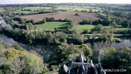 Богатая потаскушка устроила в спальне развратную оргию