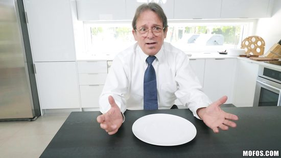 Молодая мачеха пробралась в комнату дрочащего парня и помогла пасынку кончить