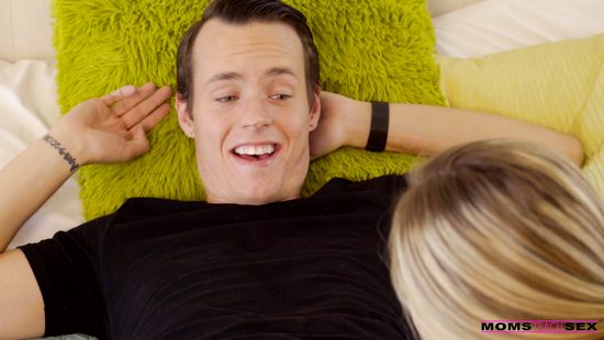 Больной в ВИП палате трахнул и свою девушку, и грудастую зрелую медичку