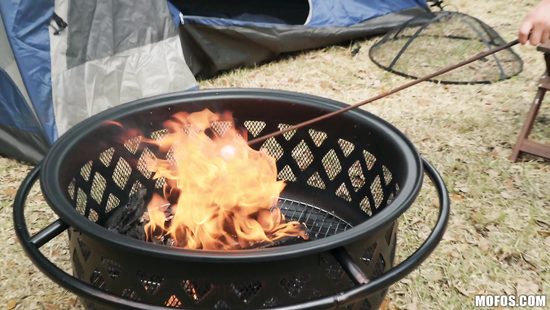 Домашний арест не повод отказываться от секса на заднем дворе дома