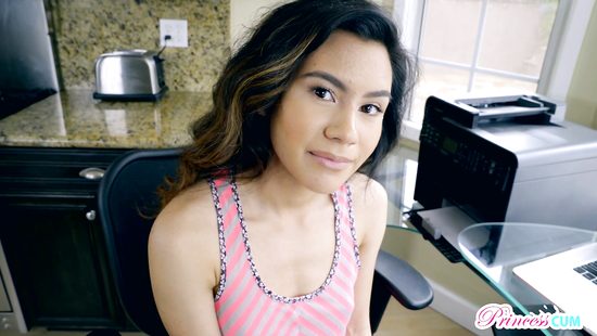 Пока жена готовит ужин, отчим в гостиной трахнул похотливую падчерицу