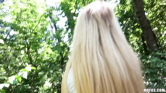 Снял миниатюрную блондинку в густом лесу и поимел за деньги под деревом