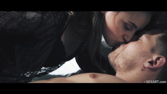 Вечерний нежный секс супругов с окончанием во влагалище