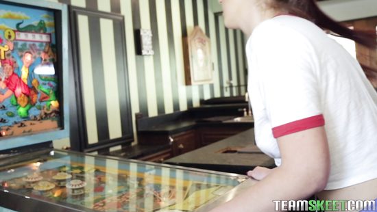 Молодуха так увлеклась игрой в автоматы, что поздно заметила болт в своей киске