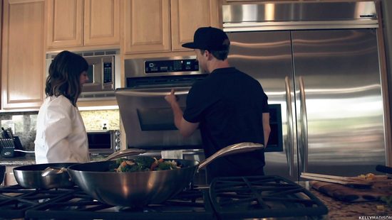 После трудового дня молодая повариха ублажает дома своего мужа