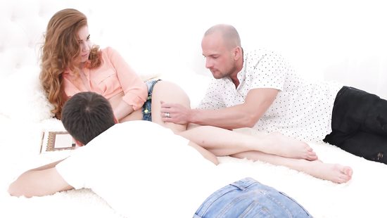 Рыженькая красотка любит МЖМ и двойное проникновение