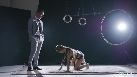 Воздушная гимнастка после выступления отдалась директору цирка