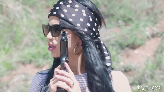 Совершив ограбление, преступницы отметили дело жарким лесби сексом