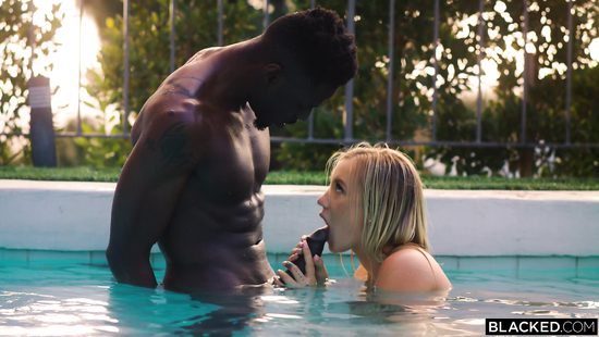 В летнюю жару блондинка соблазнила негра бутылкой пива и схватила его за член