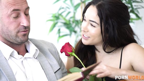 Шампанское и на тройничок располагает