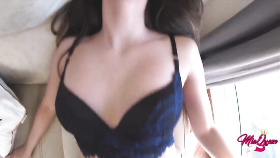 Покрутила попкой в шортиках и стояк готов