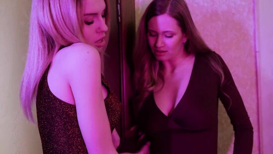 Лесбийская эротика в неоновом свете