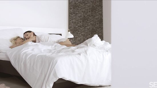 Утренний секс тонизирует лучше зарядки