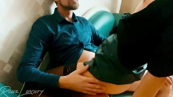 Ее сиськи достойны внимания, а члену просто повезло