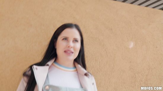 Наивная брюнетка за деньги дала пикаперу поиметь себя прямо в уличном кафе