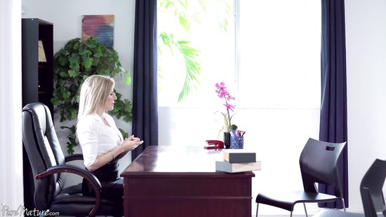 Директриса вызвала сотрудника и попросила прочистить ей анус