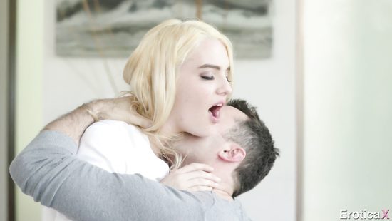 Жена наблюдает через окно за сексом любимого мужа с молодой любовницей