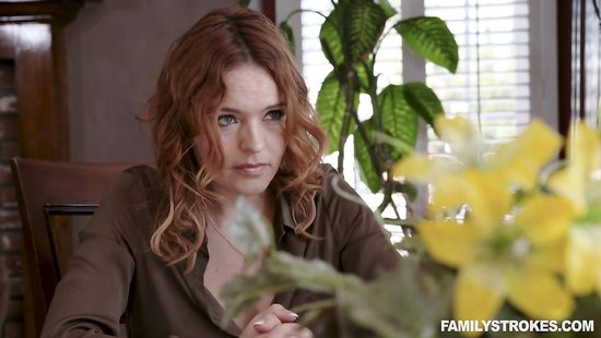 Пока жена спит рядом, отчим натягивает на кукан молодую падчерицу