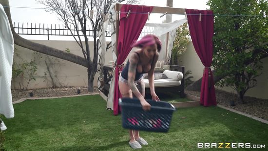 Хозяйственная тёлка трахнула страпоном молодую похотливую соседку