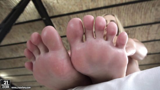 Стройная клиентка подрочила массажисту ступнями и дала в попку