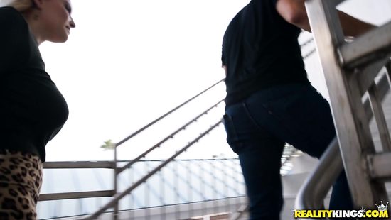 Таксист снял на вокзале грудастую тёлку и трахнул её на природе