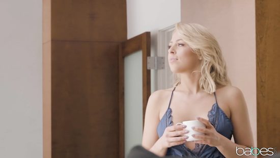 Белая красотка пригласила в гости соседа, чтобы он трахнул её перед сном