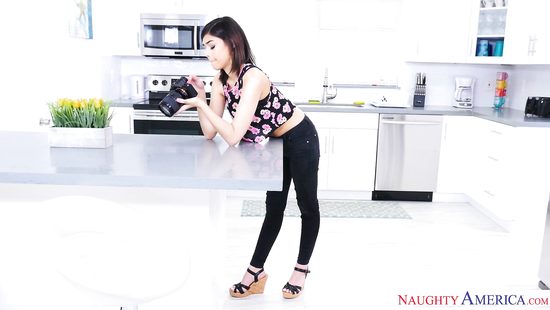 Лысый здоровяк трахнул любопытную миниатюрную брюнетку