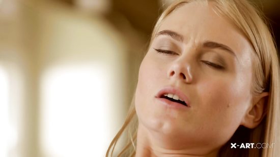 Отодрал Nancy A твёрдым членом и забрызгал спермой её плоский живот