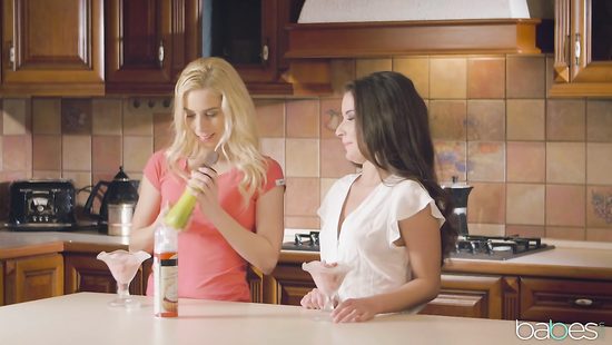 Симпатичная брюнетка соблазнила парня своей лучшей подруги