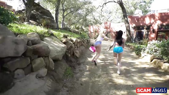 Озорные девчонки вломились к чуваку и на камеру Айфона отсосали парню член