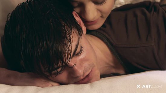 Заботливая подружка сделала милому небольшой массаж и присосалась к члену