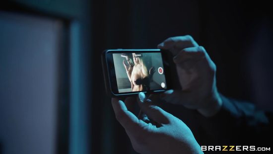 Следователь проводит допрос задержанной при помощи анального секса