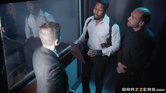 Следователь проводит допрос задержанной при помощи анального секса