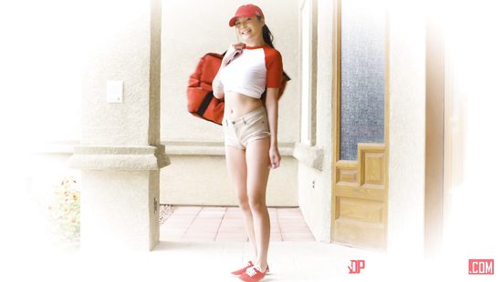 Спортсменка азиатка застала друга за онанизмом и сразу присосалась к члену