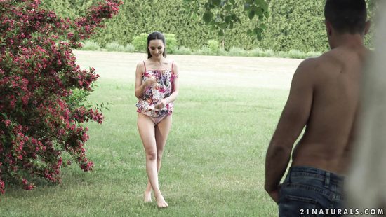 Пригласил подружку на романтик в лесу а сам трахнул девку в узкую попку