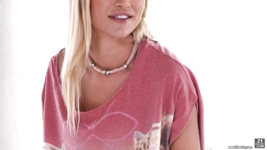 Мойщик окон вылизал очко красивой блондинке и засадил ей в попку