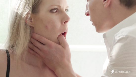 Длинноногая милашка согласилась попробовать анал в обмен на куни