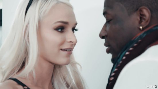 На утро после вечеринке негр сексом вылечил блондинку от похмелья