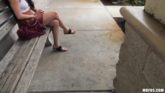 Пикапер за деньги дал за щеку и трахнул невероятно красивую брюнетку