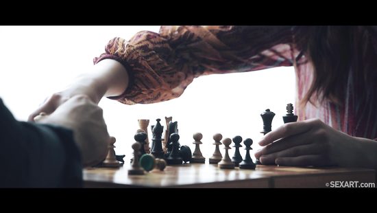 Красивая рыженькая тёлка проиграла товарищу в шахматы свою лысую пилотку