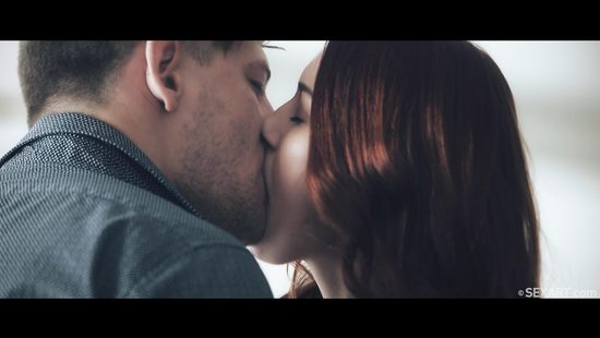 Красивая рыженькая тёлка проиграла товарищу в шахматы свою лысую пилотку