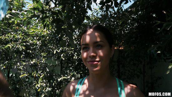 После пробежки волосатый тренер трахнул спортсменку от первого лица