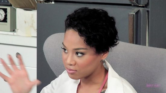 Темнокожая лаборантка не устояла перед обаянием смазливого практиканта