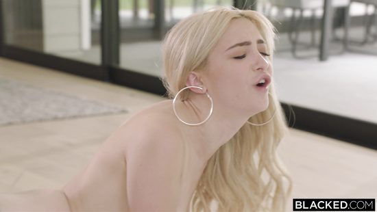 Огромный черный член не испугал хрупкую блондинку и она его соснула