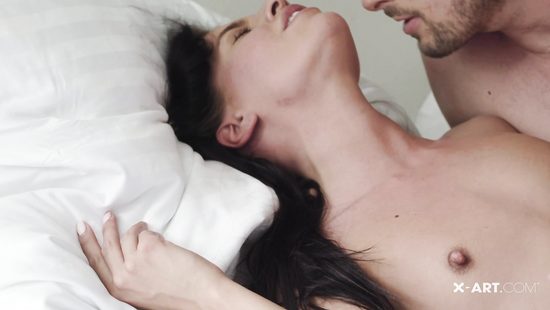 Утренний оргазм для стройной длинноволосой брюнетки