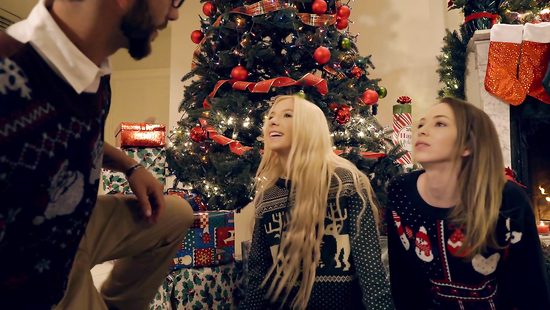 Пока мама готовит ужин в честь дня отца, падчерица соблазнила отчима