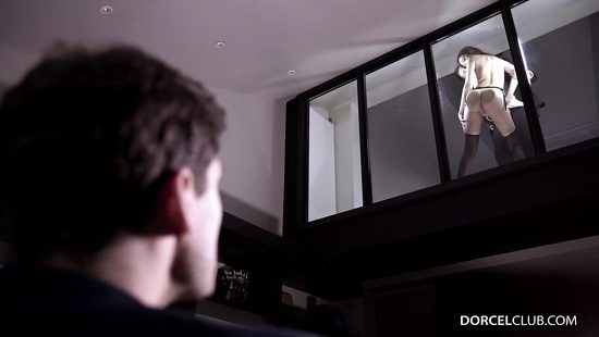 Смелая молодая пара показывает свой жаркий секс богатому клиенту