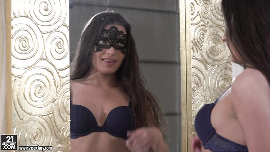 Стеснительная чикса одела маску и устроила с друзьями групповуху