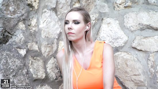 Длинноногая блондинка только познакомилась с парнем и сразу дала ему